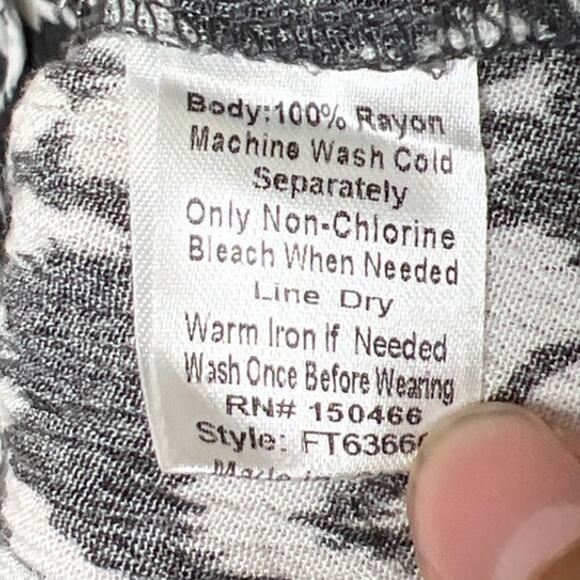 Monday Fun Size Large 100% Rayon Women's V Neck G 3/4 Sleeve Top - Picture 4 of 7